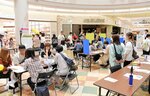 禁煙相談やニコチン依存度テストをする来場者＝２日、日吉津村日吉津のイオンモール日吉津