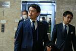 　第三者委の報告書提出後、取材対応に臨む兵庫県の斎藤元彦知事＝１９日午後、兵庫県庁