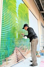 旧国鉄倉吉線廃線跡の風景画でシャッターを鮮やかに彩る村岡さん