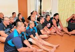 伯桜鵬関が敗れ、テレビの前で悔しがる鳥取城北高相撲部員ら＝２３日、鳥取市内