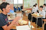島さん（左）からトライアスロンでの食の大切さを学ぶ生徒ら＝５日、米子市上後藤１丁目の後藤ケ丘中