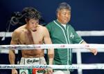 　ＩＢＦフェザー級世界戦でアンジェロ・レオに判定で敗れ、引き揚げる亀田和毅。右は父の史郎さん＝インテックス大阪