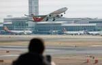 　供用が開始された第２滑走路から離陸する旅客機。奥は国際線ターミナル＝２０日午後、福岡空港
