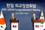 　会談後、共同記者会見を行う岩屋外相（左）と韓国の趙兌烈外相＝１３日、ソウル（共同）