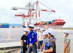国際コンテナターミナルを見学する児童ら