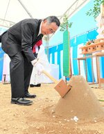 工事安全祈願祭でくわ入れをする深沢市長