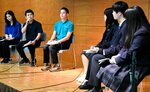 高校生らの率直な質問に答える若手介護職員