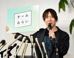 　記者会見する安野貴博氏＝８日午後、東京都港区