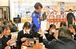 買い物客らに浦和戦を知らせるチラシを配る大城＝鳥取市天神町のイオン鳥取店