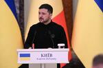 　８日、ウクライナ・キーウで共同記者会見に出席したゼレンスキー大統領（ゲッティ＝共同）