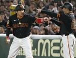 　３回、先制打を放ち、一塁コーチとタッチを交わす巨人・甲斐＝東京ドーム
