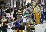 交通安全を呼びかける着ぐるみの妖怪たち＝６日、境港市本町