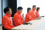 　記者会見する日本パラ陸連の増田明美会長（左から３人目）＝２６日、神戸市