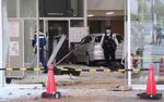 　千葉徳洲会病院の正面玄関に突っ込んだ乗用車＝１０日午後２時５０分、千葉県船橋市