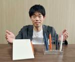 　「大学は工学部で工業デザインを学びました。社内では新商品のデザインを担当しています」と話すゼブラの長尾雄介さん