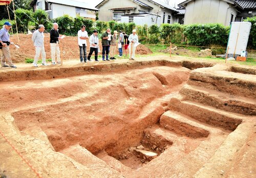 水路の規模や底面の形状を見学する参加者ら