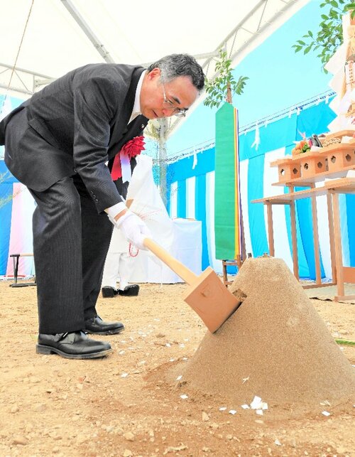工事安全祈願祭でくわ入れをする深沢市長