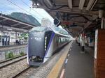 　大月駅を通過する松本行き特急「あずさ」