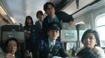 　Ｎｅｔｆｌｉｘ映画「新幹線大爆破」より。車掌の高市（草なぎ剛）と乗客たち