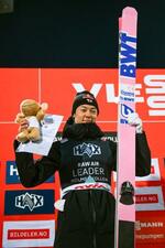 　Ｗ杯ジャンプ男子オスロ大会で優勝した小林陵侑＝１３日、オスロ（共同）