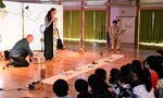 園児らの前で小道具などを駆使した舞台を披露する劇団員＝１７日、智頭町智頭のちづ保育園