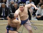 　大相撲夏場所千秋楽、豊昇龍（左）を攻める大の里＝２５日、両国国技館