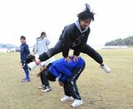 重心移動のイメージを膨らませるため、馬跳びをする参加者ら