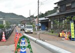約２週間ぶりに片側通行が可能になった国道４８２号を走行する車両＝１日、鳥取市用瀬町別府