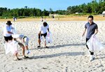 砂浜でごみを拾い集める参加者
