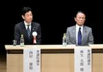 　西村元経産相（左）の地元支援者向け会合に出席した自民党の麻生最高顧問＝４日午後、兵庫県明石市