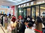 　中国上海市にあるサイゼリヤの店舗前で、行列を作る順番待ちの客＝２０２５年４月（共同）