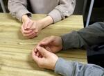 　「ふくおか心理教育オフィス　ヒュッゲ」で認知行動療法に基づくプログラムを受けた男性（手前）と受講を勧めた妻＝２０２４年１１月、福岡市