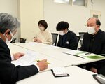 ４月の衆院島根１区補選で野党の結集を訴える三宅さん（右）ら＝２１日、松江市中原町の平和フォーラム島根