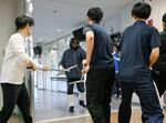 　大阪教育大付属池田小で実施された不審者の侵入を想定した訓練＝２６日午後、大阪府池田市