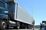 大型トレーラーの高さを計測する国土交通省職員＝３１日、鳥取市円通寺の国道５３号