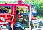 普段は触れることのできない「はたらく車」に乗車する子ども