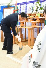 新体育館「米子アリーナ」の起工式で、くわ入れをする野津社長＝２日、米子市東山町