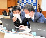 ２人一組で問題を解く警察官＝２０日、県警本部