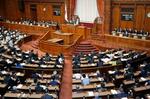 　改正道路法が可決、成立した参院本会議＝９日午前