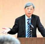 香美、新温泉両町の議員を前に議会改革の必要性を訴える高沖氏＝１２日、新温泉町の浜坂多目的集会施設