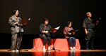 朗読劇を披露する出演者ら