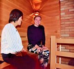 フィンランド式サウナで福本町長（左）と歓談するバイサネンさん＝２５日、琴浦町野井倉の一向平キャンプ場