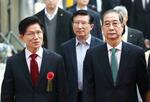 　５日、寺の法要に参加する韓悳洙前首相（右）と金文洙前雇用労働相＝ソウル（聯合＝共同）