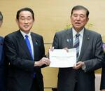 　石破首相（右）に首相特使としてインドネシアとマレーシアを訪問した結果を報告した岸田前首相＝１３日午後、首相官邸