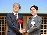 　日本棋院創立１００周年記念祝賀会で握手する日本将棋連盟の羽生善治会長（左）と井山裕太三冠＝１７日午後、東京都内のホテル