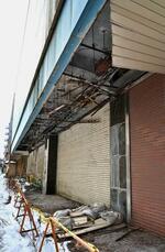 　北海道釧路市末広町にある空きビル。２００６年までは百貨店「丸井今井釧路店」が入っていた＝２月