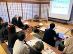 建造物の保存と活用の在り方について講演する真田会長（奥）