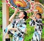 傘踊りを披露し、成功を祈願する鳥取しゃんしゃん鈴の音大使