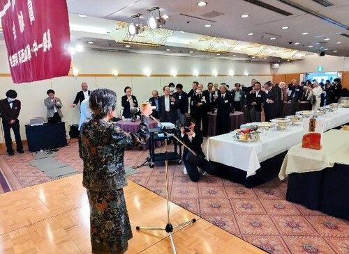 乾杯する鳥城会の参加者ら