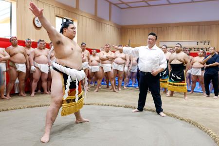 　二所ノ関親方（手前右）からの指導で雲竜型の土俵入りを練習する横綱大の里＝２９日、茨城県阿見町の二所ノ関部屋